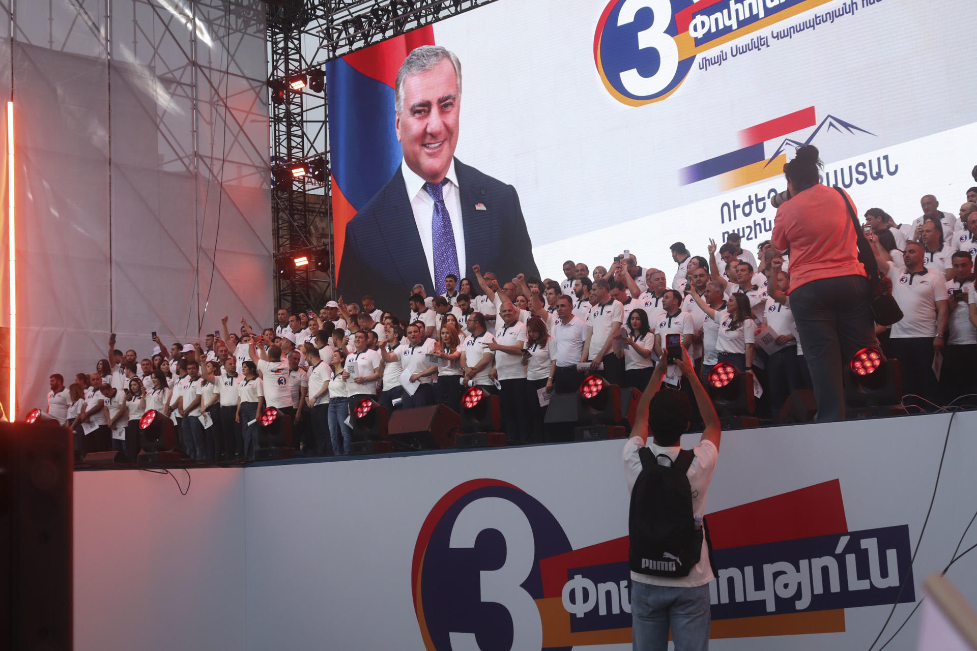- Armenia Fuerte, el principal partido opositor del país caucásico, cerró hoy la campaña electoral con un multitudinario mitin en el corazón de la capital, Ereván. Miles de sus partidarios acudieron a la Plaza de la República, donde se instaló una tribuna con la imagen recurrente del empresario ruso-armenio Samvel Karapetián, actualmente bajo arresto domiciliario por supuestamente llamar a derrocar al gobierno. EFE/Beatriz Arslanián
