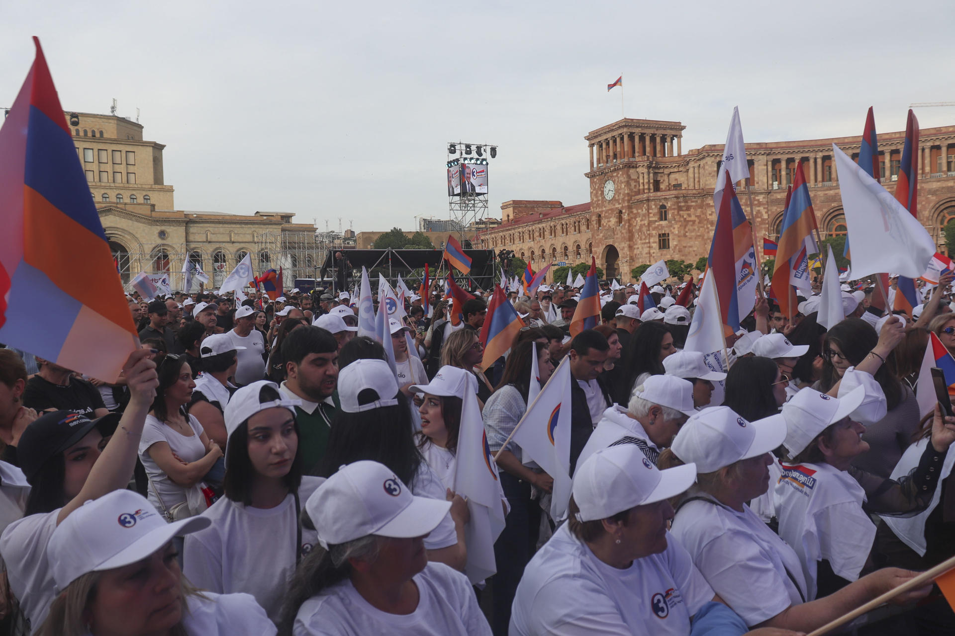 Armenia Fuerte, el principal partido opositor del país caucásico, cerró hoy la campaña electoral con un multitudinario mitin en el corazón de la capital, Ereván. Miles de sus partidarios acudieron a la Plaza de la República, donde se instaló una tribuna con la imagen recurrente del empresario ruso-armenio Samvel Karapetián, actualmente bajo arresto domiciliario por supuestamente llamar a derrocar al gobierno. EFE/Beatriz Arslanián
