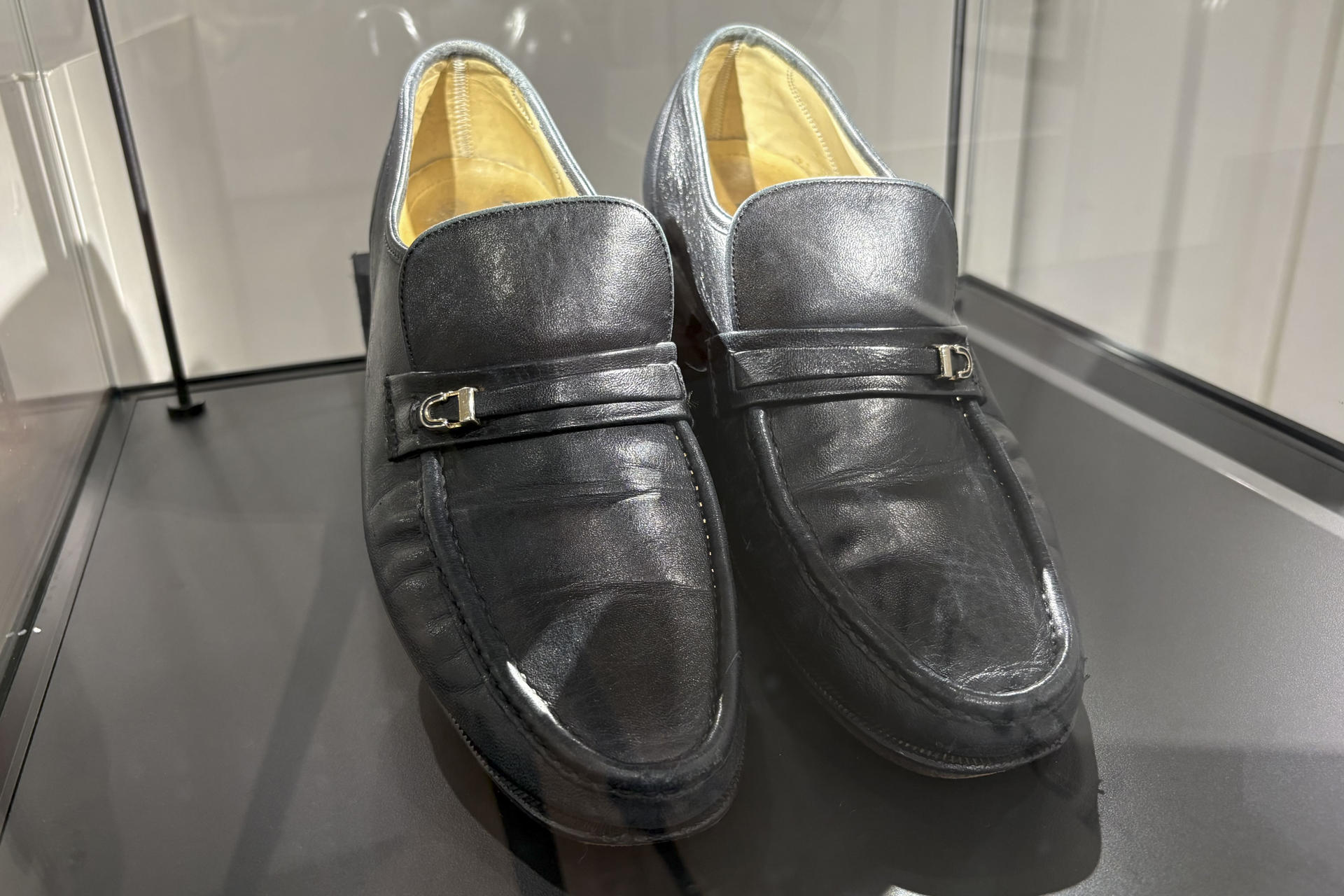 - Unos mocasines que utilizó Michael Jackson en su ‘Victory Tour, forman parte de la cuarentena de emblemáticos objetos del cantante estadounidense (1958-2009), procedentes de coleccionistas particulares, que se subastaron este miércoles en la casa Aguttes, en París. Esta subasta tuvo lugar un mes y medio más tarde del estreno del biopic de Michael Jackson ('Michael'), una de las películas más taquilleras de este 2026 y firmada por Antoine Fuqua. EFE/Pol Lloberas Cardona
