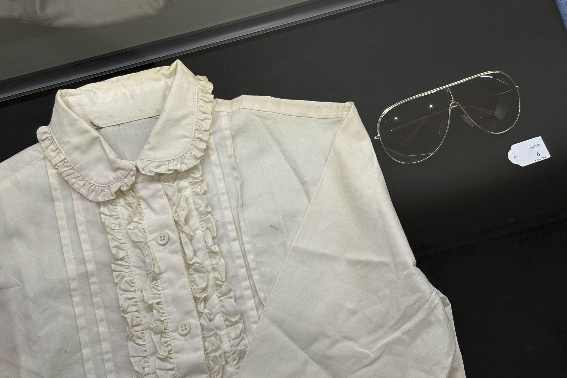 - Una camisa y unas gafas que utilizó Michael Jackson forman parte de la cuarentena de emblemáticos objetos del cantante estadounidense (1958-2009), procedentes de coleccionistas particulares, que se subastaron este miércoles en la casa Aguttes, en París. Esta subasta tuvo lugar un mes y medio más tarde del estreno del biopic de Michael Jackson ('Michael'), una de las películas más taquilleras de este 2026 y firmada por Antoine Fuqua. EFE/Pol Lloberas Cardona
