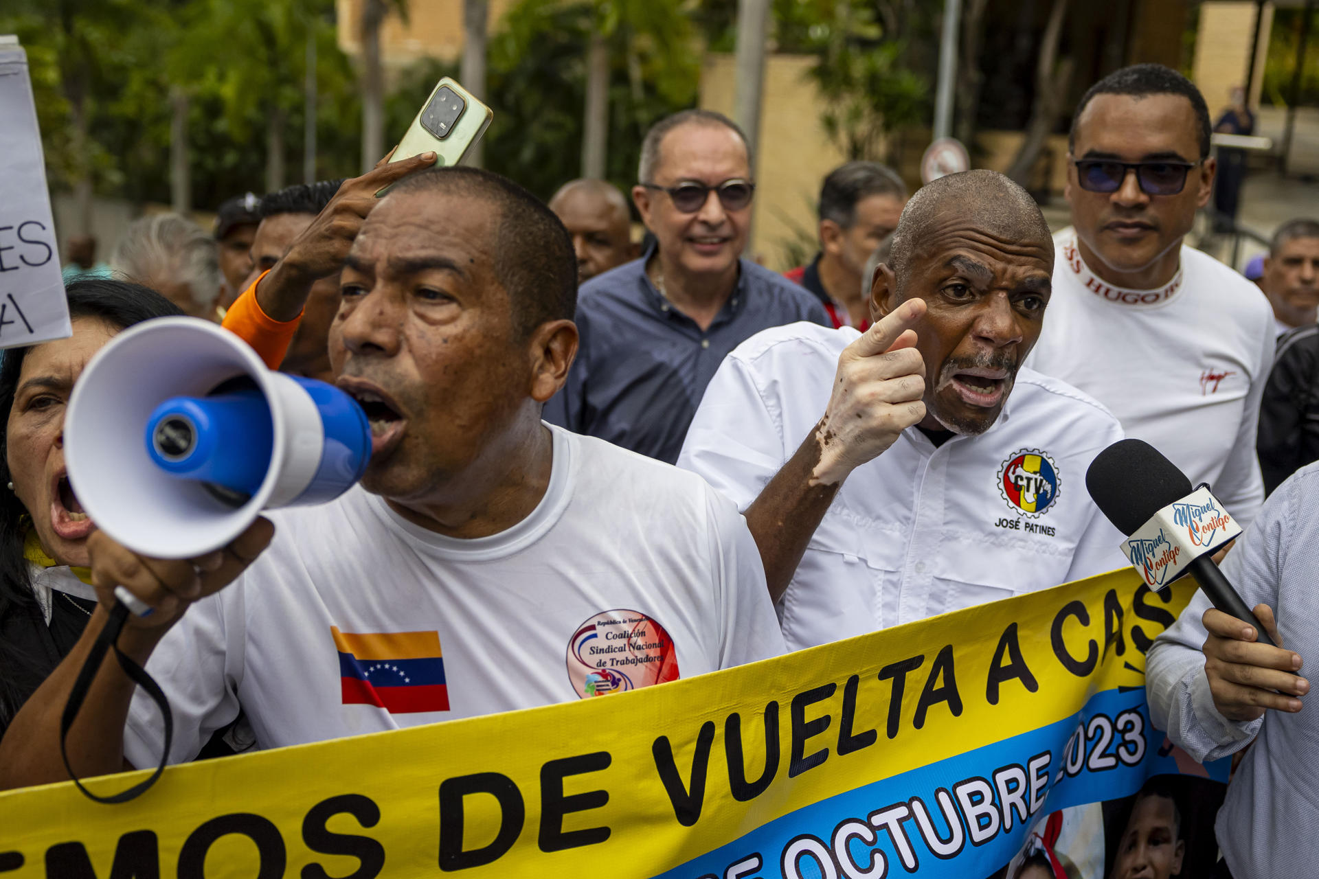 Decenas de ciudadanos fueron captados este 3 de junio, durante una protesta, frente a la Embajada de EE.UU. para exigir "¡Elecciones ya!", en Caracas (Venezuela). EFE/Miguel Gutiérrez
