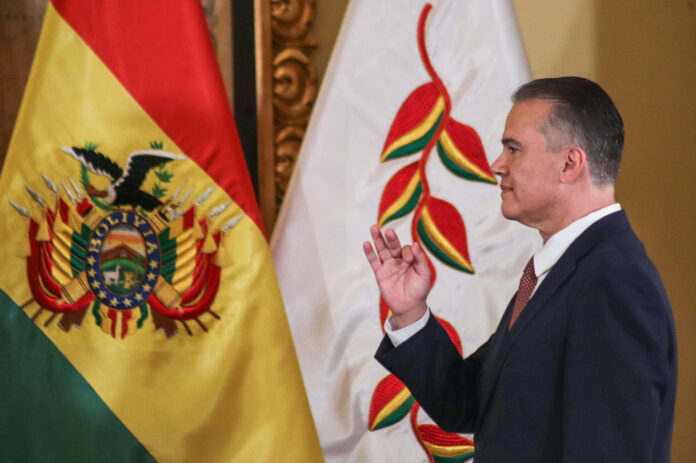 El nuevo ministro de Defensa, Ernesto Justiniano, toma posesión de su cargo este miércoles, en el Palacio de Gobierno en La Paz (Bolivia). EFE/ Gabriel Márquez
