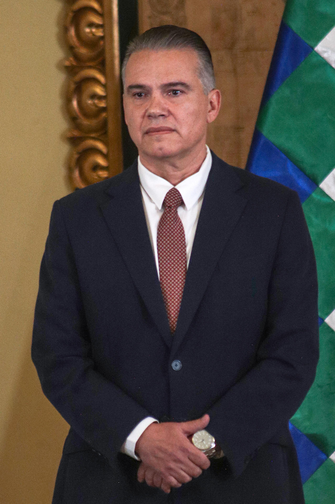 El nuevo ministro de Defensa, Ernesto Justiniano, reacciona durante la toma de posesión de su cargo este miércoles, en el Palacio de Gobierno en La Paz (Bolivia). EFE/ Gabriel Márquez
