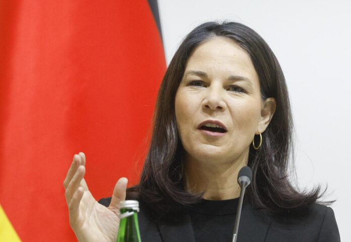 Fotografía de archivo de la presidenta de la Asamblea General de la ONU, Annalena Baerbock, en Kiev (Ucrania). EFE/Sergey Dolzhenko
