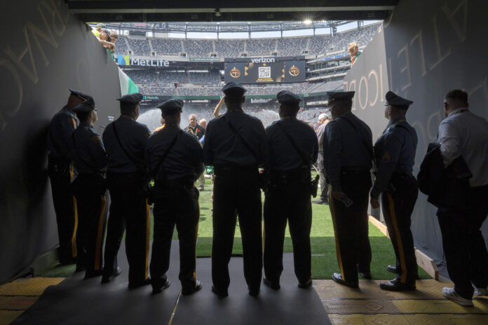 Fotografía de archivo donde aparecen integrantes de la policía mientras custodian un partido de fútbol en EEUU. EFE/Angel Colmenares
