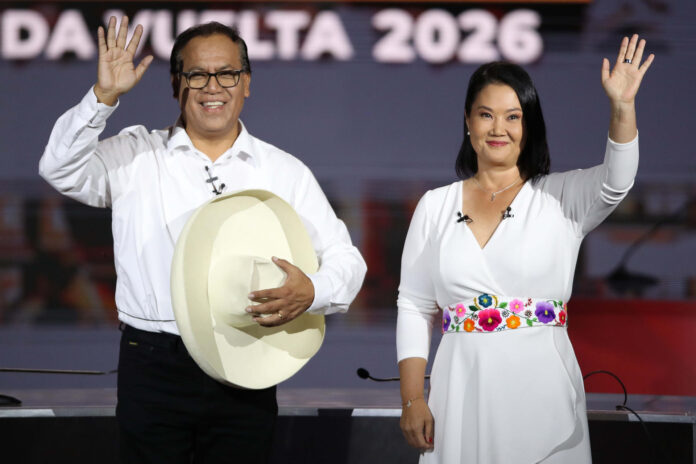 Los candidatos a la presidencia de Perú, Keiko Fujimori (d) y Roberto Sánchez fueron captados el pasado 31 de mayo, durante un debate televisado, en Lima (Perú). EFE/Paolo Aguilar
