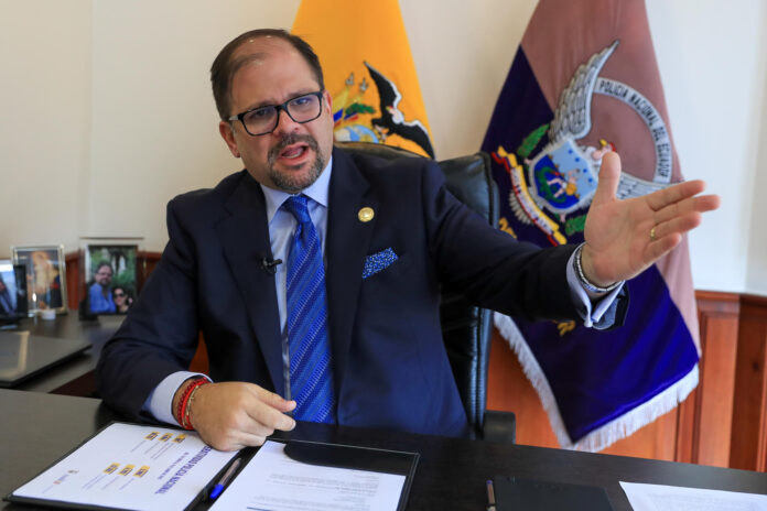Fotografía de archivo del ministro del Interior de Ecuador, John Reimberg, durante una entrevista con EFE, en Quito (Ecuador). EFE/José Jácome
