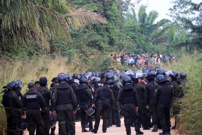 - Integrantes de la Policía de Bolivia controlan a manifestantes durante un bloqueo en el campo petrolero Humberto Suárez este 3 de junio de 2026, en Santa Rosa (Bolivia). EFE/ Juan Carlos Torrejon

