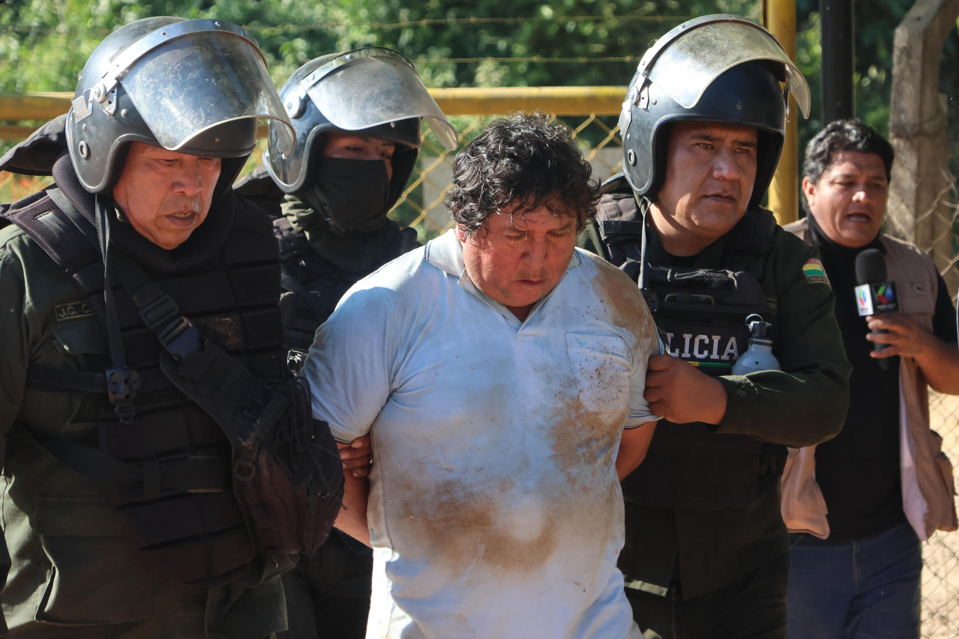 Integrantes de la Policía de Bolivia detienen a una persona durante un bloqueo en el campo petrolero Humberto Suárez este 3 de junio de 2026, en Santa Rosa (Bolivia). EFE/ Juan Carlos Torrejon
