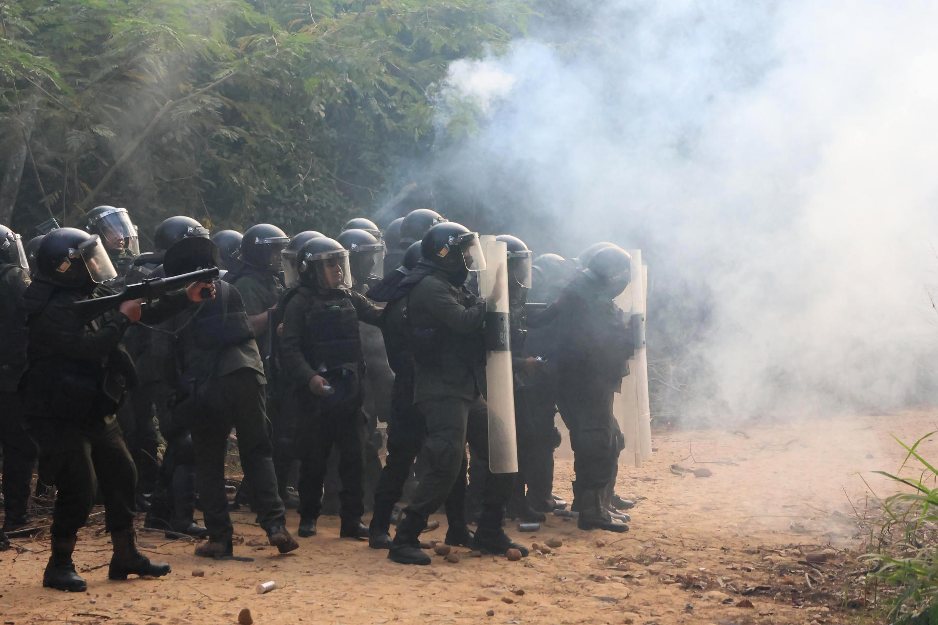 Integrantes de la Policía de Bolivia controlan a manifestantes durante un bloqueo en el campo petrolero Humberto Suárez este 3 de junio de 2026, en Santa Rosa (Bolivia). EFE/ Juan Carlos Torrejon
