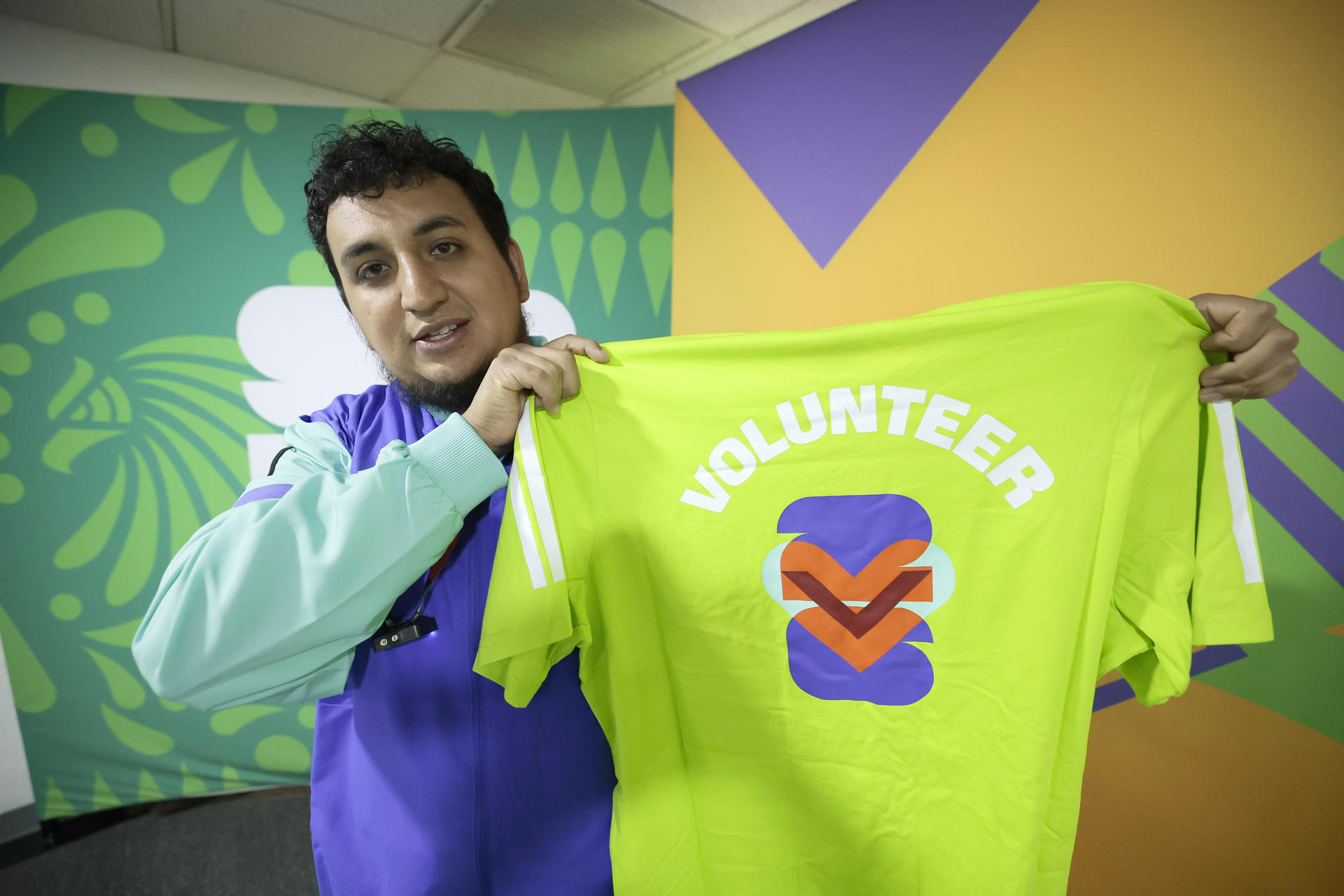El voluntario de la Copa Mundial de la FIFA 2026, Luis Mauricio Cruz, muestra su camiseta durante una entrevista con EFE este martes, en Ciudad de México (México). EFE/José Méndez
