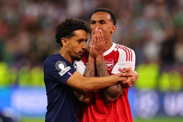 El central brasileño del PSG Marquinhos (i) consuela a su compatriota del Arsenal Gabriel Magalhães tras la final de la Champios jugada el 29 de mayo en Budapest. EFE/EPA/ANNA SZILAGYI
