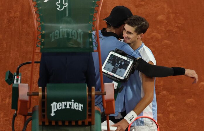 El tenista italiano Matteo Arnaldi abraza a su compatriota Matteo Berrettini durante el partido de cuartos de Roland Garros, París. EFE/EPA/MOHAMMED BADRA
