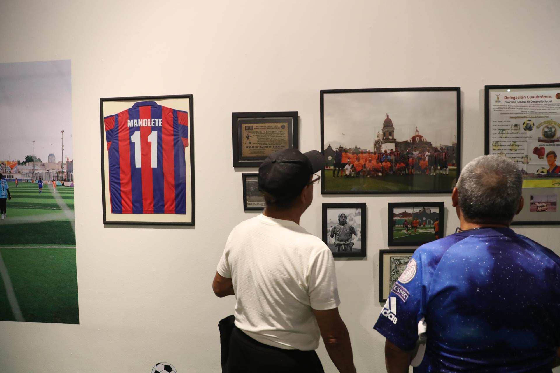 Personas recorren las exposiciones "Tepito en la cancha" y "Dinastía Duende, 50 años: encontrando el oro al final del arcoíris" este miércoles, en Ciudad de México (México). EFE/Mario Guzmán
