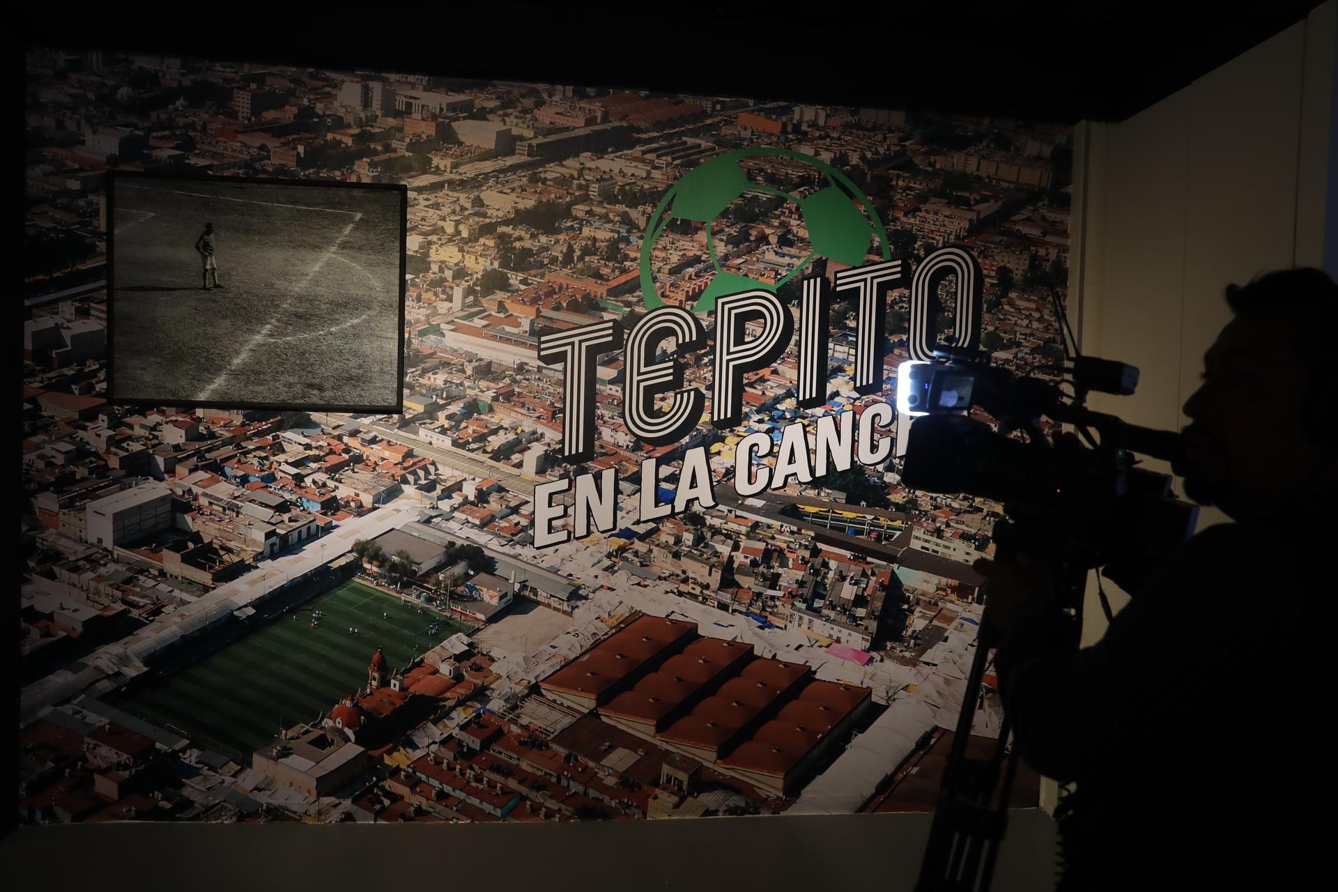 Una persona recorre las exposiciones "Tepito en la cancha" y "Dinastía Duende, 50 años: encontrando el oro al final del arcoíris" este miércoles, en Ciudad de México (México). EFE/Mario Guzmán
