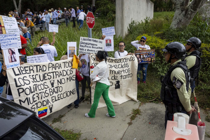 Personas participan en una manifestación este miércoles, en Caracas (Venezuela). EFE/ Miguel Gutiérrez
