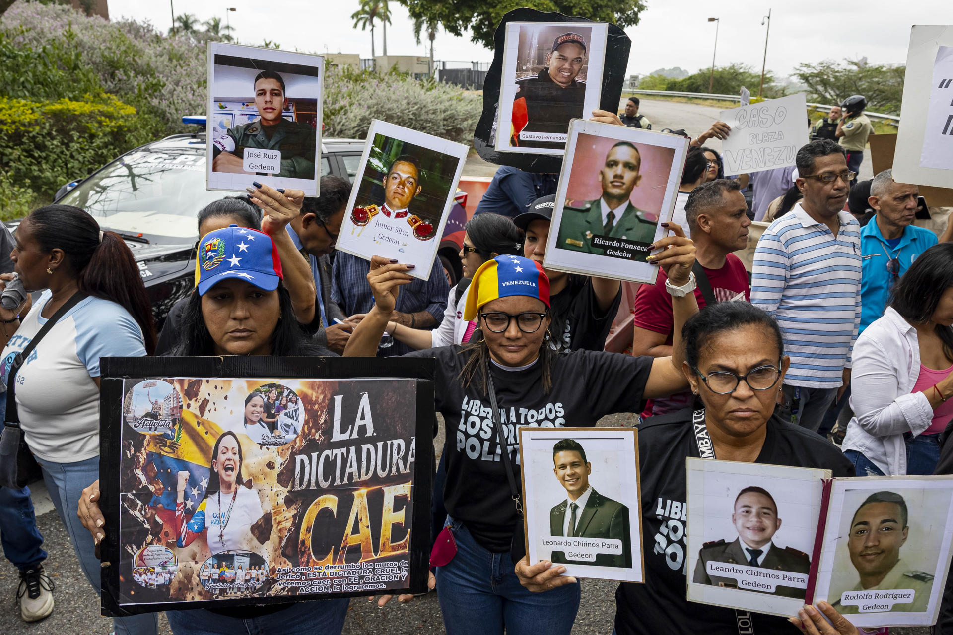 Personas participan en una manifestación este miércoles, en Caracas (Venezuela). EFE/ Miguel Gutiérrez

