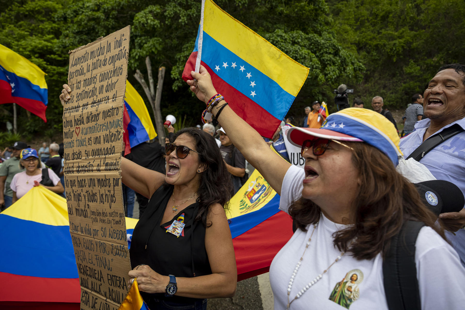 Personas participan en una manifestación este miércoles, en Caracas (Venezuela). EFE/ Miguel Gutiérrez
