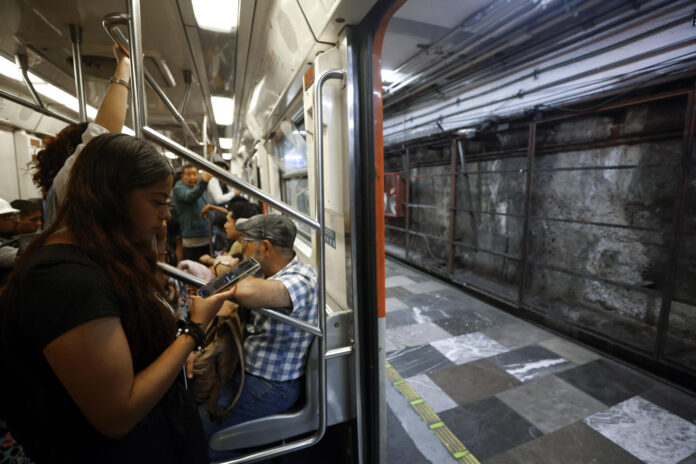 Personas se transportan en la Línea 2 del Sistema de Transporte Colectivo Metro durante su remodelación, en la Ciudad de México (México). Imagen de archivo. EFE/Sáshenka Gutiérrez
