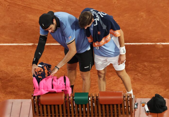 Matteo Arnaldi abraza a Matteo Berrettini en cuartos de Roland Garros en Paris, Francia. EFE/EPA/MOHAMMED BADRA
