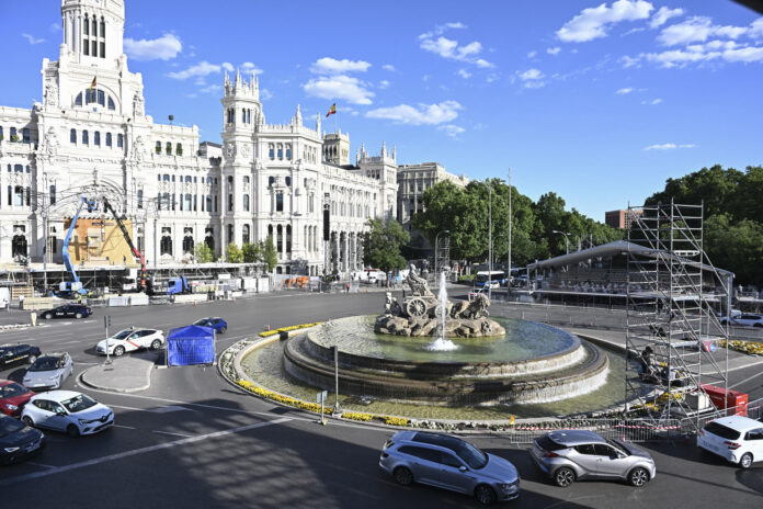 Vista este miércoles, de un momento del montaje del escenario para la misa del Papa León XIV que se celebrará en los alrededores de la fuente de Cibeles de la capital española.  EFE/ Fernando Villar

