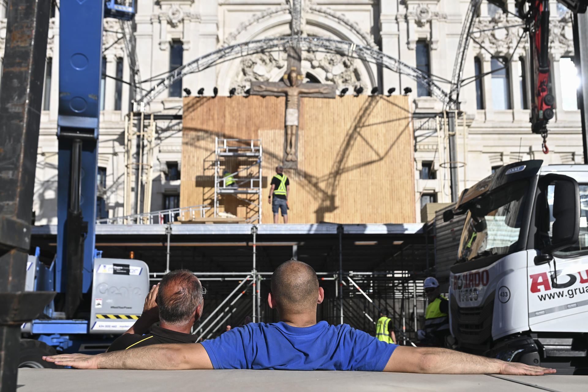 Vista este miércoles, de un momento del montaje del escenario para la misa del Papa León XIV que se celebrará en los alrededores de la fuente de Cibeles de la capital española.  EFE/ Fernando Villar
