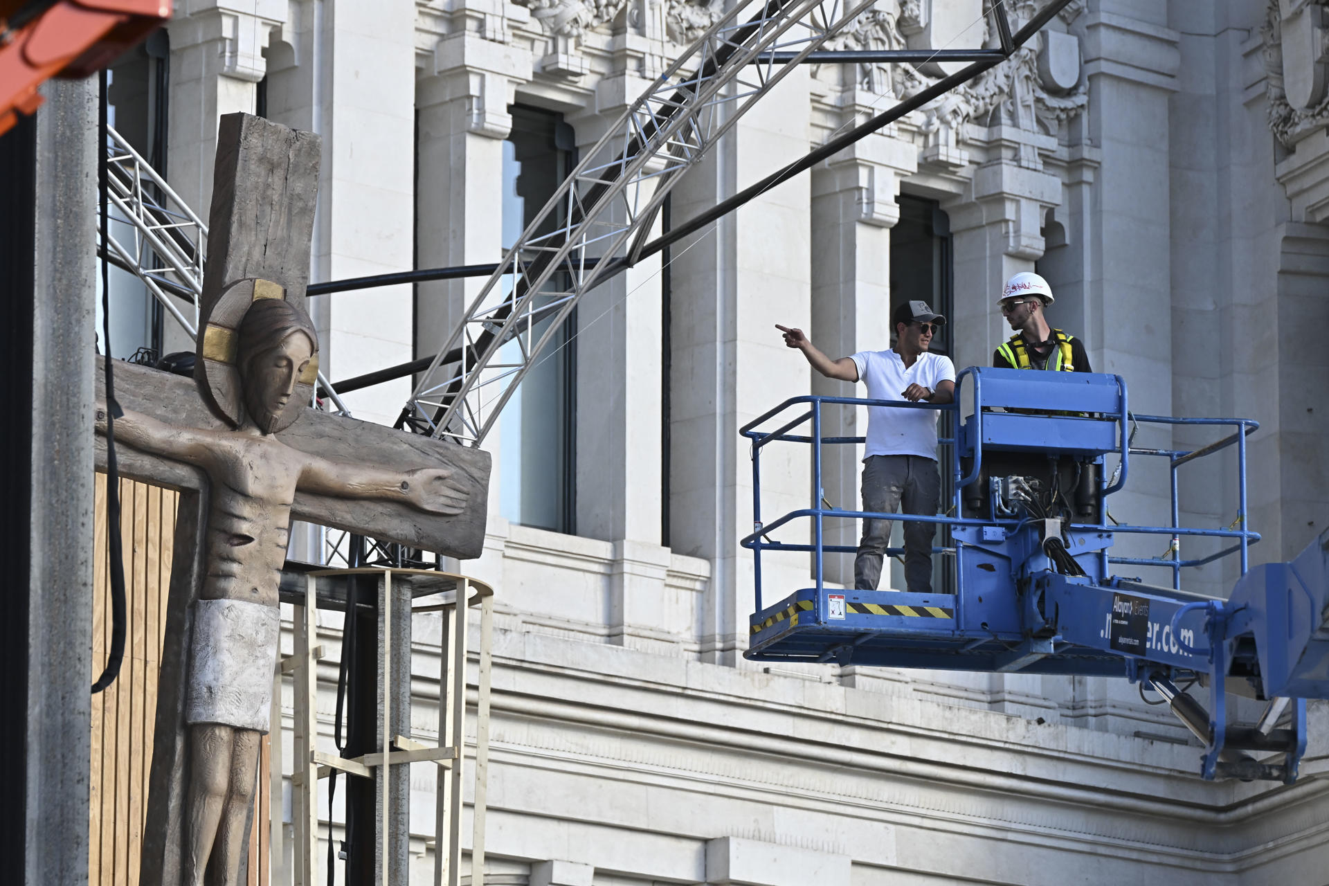 Vista este miércoles, de un momento del montaje del escenario para la misa del Papa León XIV que se celebrará en los alrededores de la fuente de Cibeles de la capital española.  EFE/ Fernando Villar
