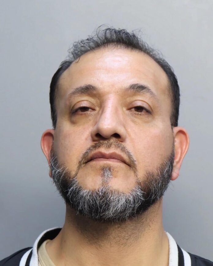 Fotografía cedida este 3 de junio por el Departamento de Correcciones y Rehabilitación del Condado de Miami-Dade donde aparece Juan Gabriel Reyes, un hombre de 51 años, que afronta cargos por intentar abrir las puestas de un avión en pleno vuelo y agredir a miembros de la tripulación. EFE/Correcciones y Rehabilitación del Condado de Miami-Dade
