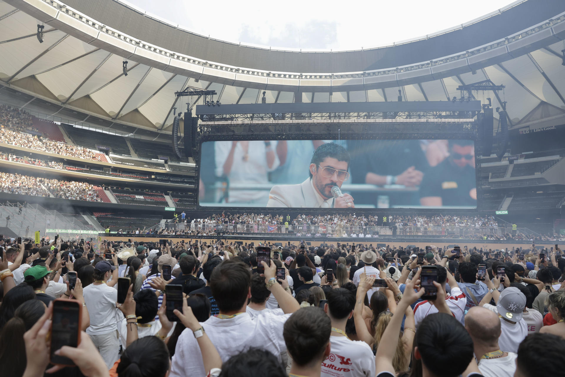 Asistentes al concierto del cantante y compositor puertorriqueño Bad Bunny el pasado sábado en el estadio Metropolitano, en Madrid. EFE/ Juanjo Martín
