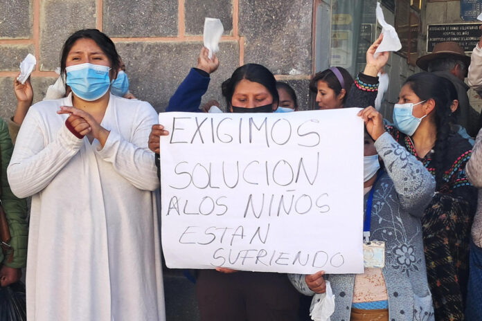 Personas protestan para pedir soluciones a los bloqueos de carreteras que exigen la renuncia del presidente Rodrigo Paz, los cuales impiden el suministro de oxígeno a los hospitales, este miércoles, en La Paz (Bolivia). EFE/Gina Baldivieso
