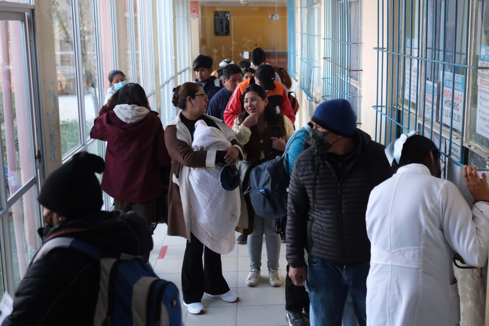 Personas esperan para ser atendidas en el Hospital del Niño este miércoles, en La Paz (Bolivia). EFE/Luis Gandarillas
