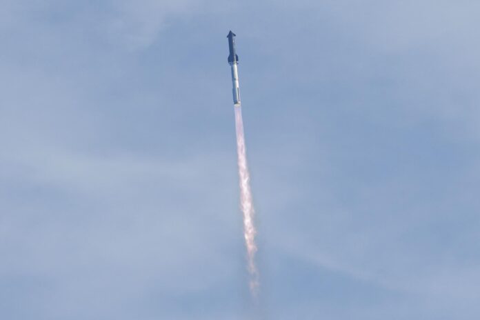 Fotografía de archivo de un cohete de la empresa un SpaceX. EFE/Michael González
