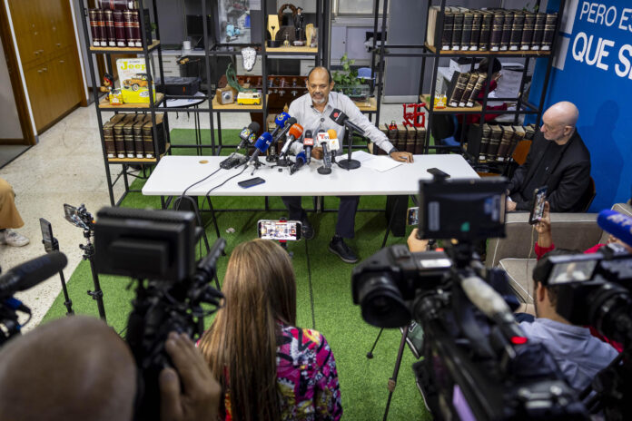 Gabriel José Quero Navas, hermano de Víctor Quero Navas, habla durante una rueda de prensa este miércoles, en la sede de la ONG Foro Penal en Caracas (Venezuela). EFE/ Miguel Gutiérrez
