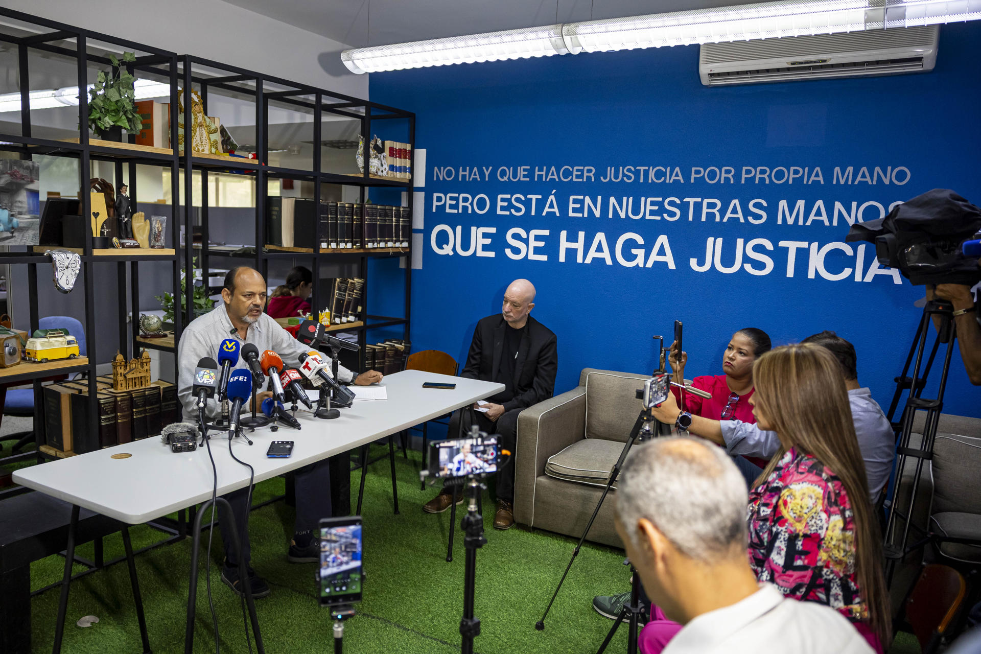 Gabriel José Quero Navas, hermano de Víctor Quero Navas, habla durante una rueda de prensa este miércoles, en la sede de la ONG Foro Penal en Caracas (Venezuela). EFE/ Miguel Gutiérrez
