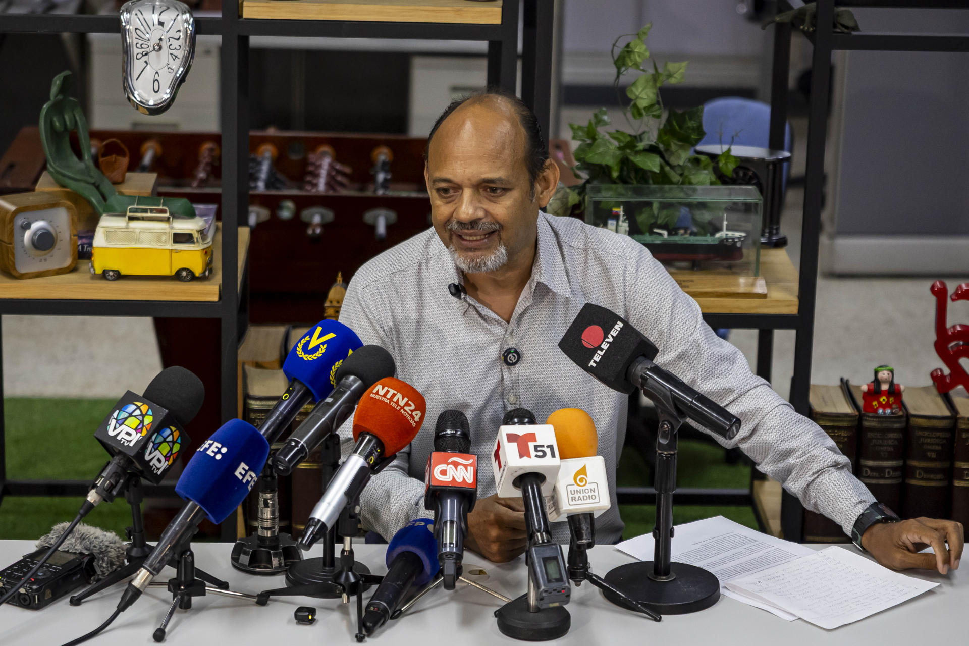 Gabriel José Quero Navas, hermano de Víctor Quero Navas, habla durante una rueda de prensa este miércoles, en la sede de la ONG Foro Penal en Caracas (Venezuela). EFE/ Miguel Gutiérrez
