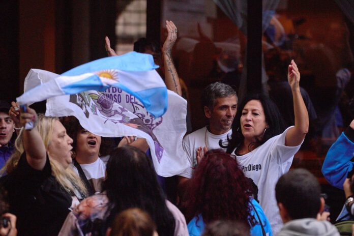 Fotografía de archivo, tomada el pasado 14 de abril, en la que se captó a un grupo de ciudadanos al exigir justicia por la muerte del exfutbolista argentino Diego Armando Maradona, a las afueras del tribunal de San Isidro, en Buenos Aires (Argentina). EFE/Adán González
