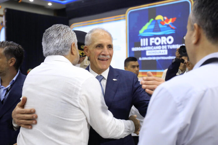El presidente de Honduras, Nasry Asfura (c), fue captado este 3 de junio, al asistir al tercer Foro Iberoamericano de Turismo, en San Pedro Sula (Honduras). EFE/José Valle
