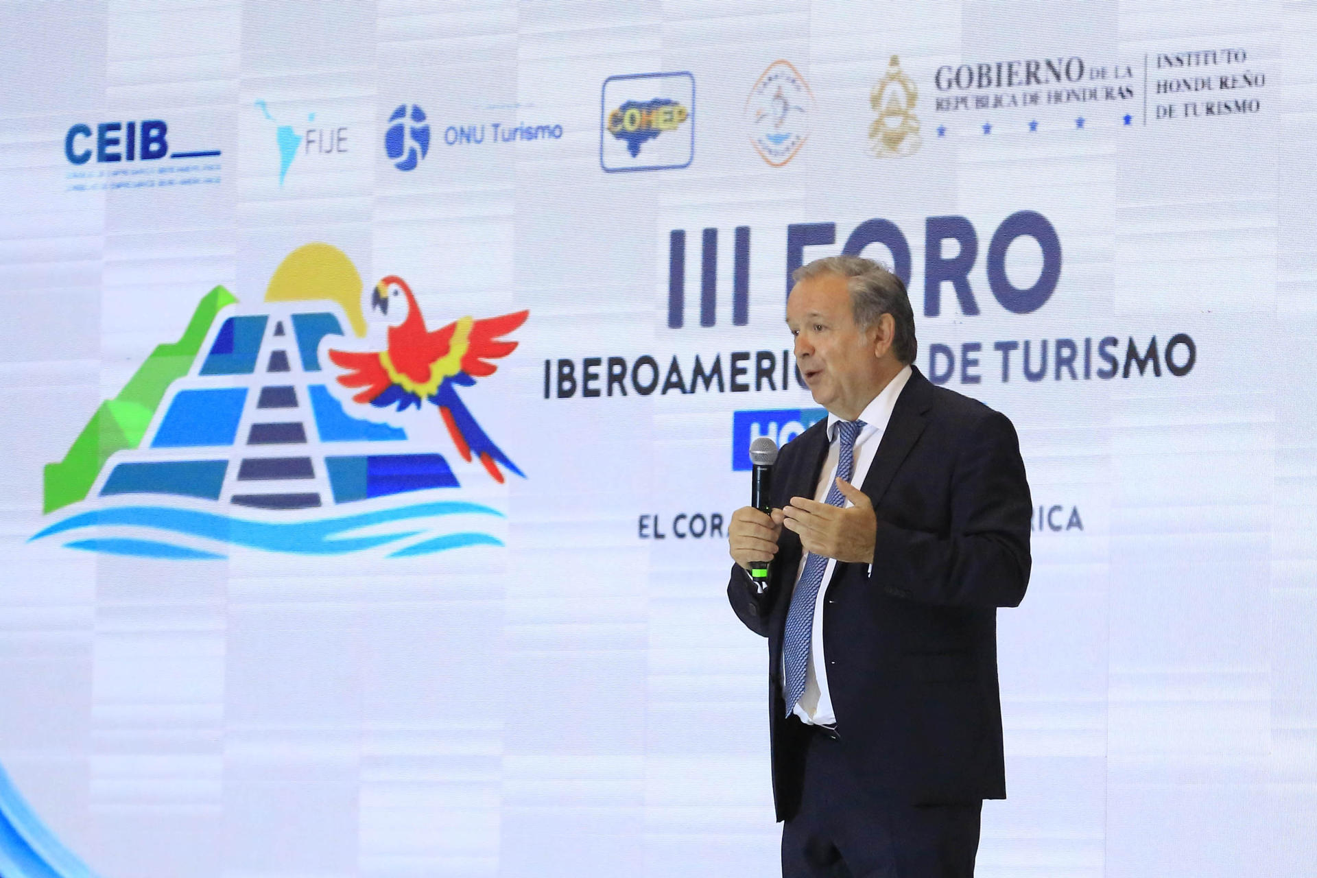 El secretario permanente del Consejo de Empresarios Iberoamericanos (CEIB), Narciso Casado, fue captado este 3 de junio, al intervenir en el tercer Foro Iberoamericano de Turismo, en San Pedro Sula (Honduras). EFE/José Valle
