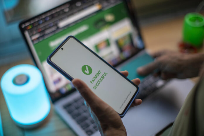 Una persona realiza una compra por internet con su tarjeta bancaria. Imagen de archivo. EFE/ Isaac Esquivel
