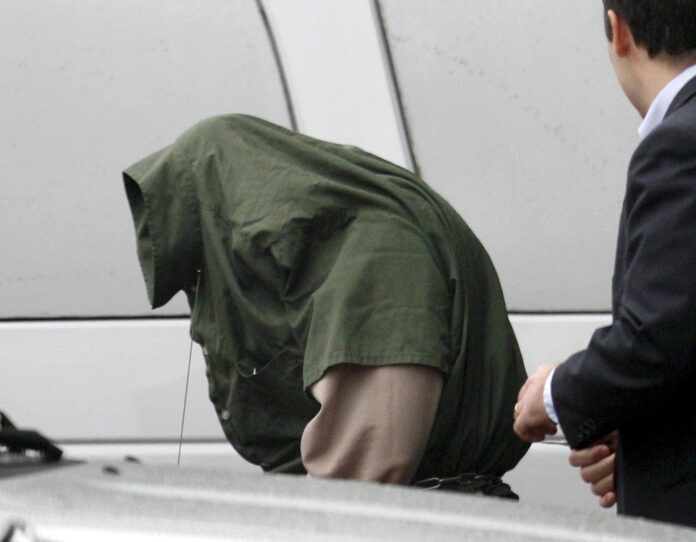 Imagen de archivo de una persona detenida que oculta su identidad tras ser arrestada en Estados Unidos. EFE/AARON M. SPRECHER
