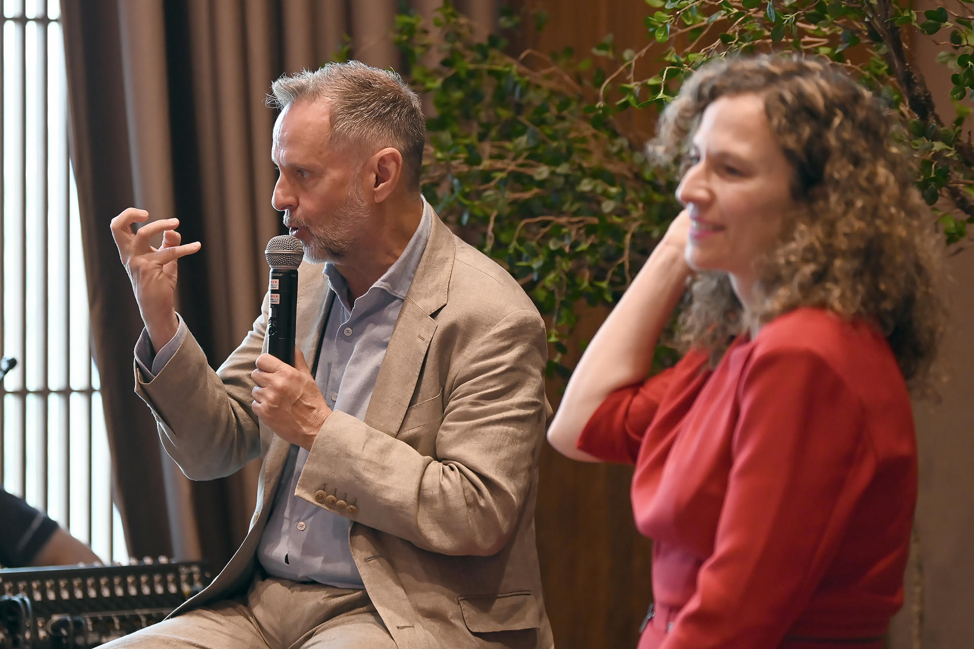 El director corporativo de Iberia, Juan Cierco (i), habla junto a la directora comercial y de Desarrollo de Red y Alianzas de Iberia, María de Jesús López, durante la presentación del vuelo Monterrey - Madrid en Monterrey (México). EFE/ Miguel Sierra

