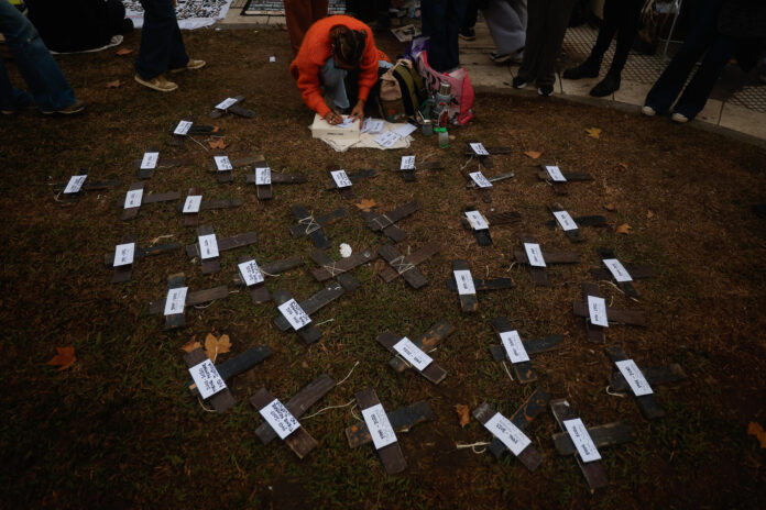 Personas participan en una movilización convocada por el movimiento feminista 'Ni Una Menos', para conmemorar su undécimo aniversario y protestar por el reciente feminicidio de la adolescente Agostina Vega en la provincia argentina de Córdoba, este miércoles en Buenos Aires (Argentina). EFE/ Juan Ignacio Roncoroni
