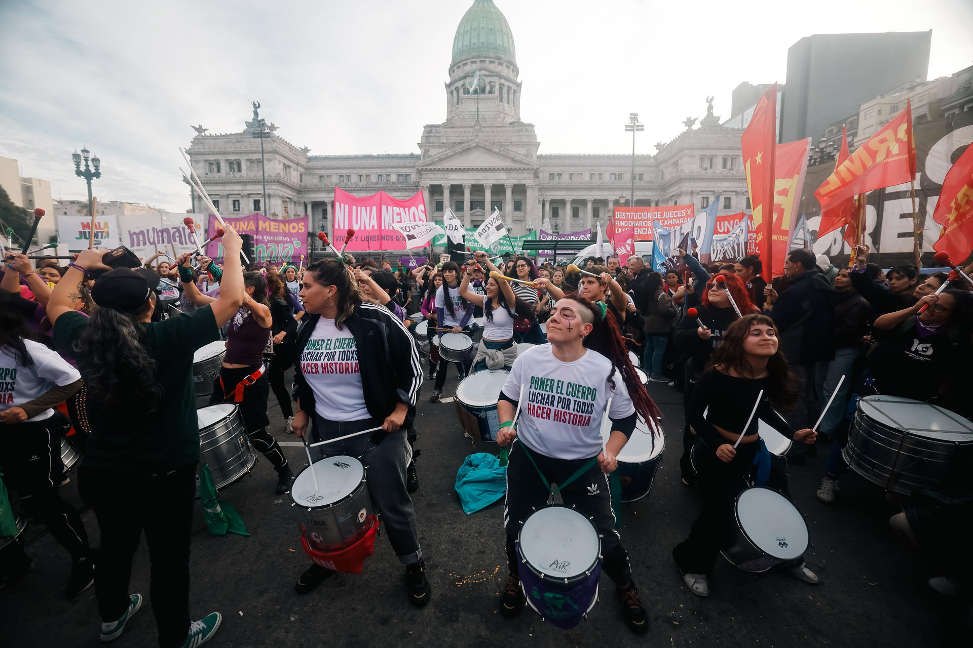 Personas participan en una movilización convocada por el movimiento feminista Ni Una Menos, para conmemorar su undécimo aniversario y protestar por el reciente feminicidio de la adolescente Agostina Vega en la provincia argentina de Córdoba, este miércoles en Buenos Aires (Argentina). EFE/ Juan Ignacio Roncoroni
