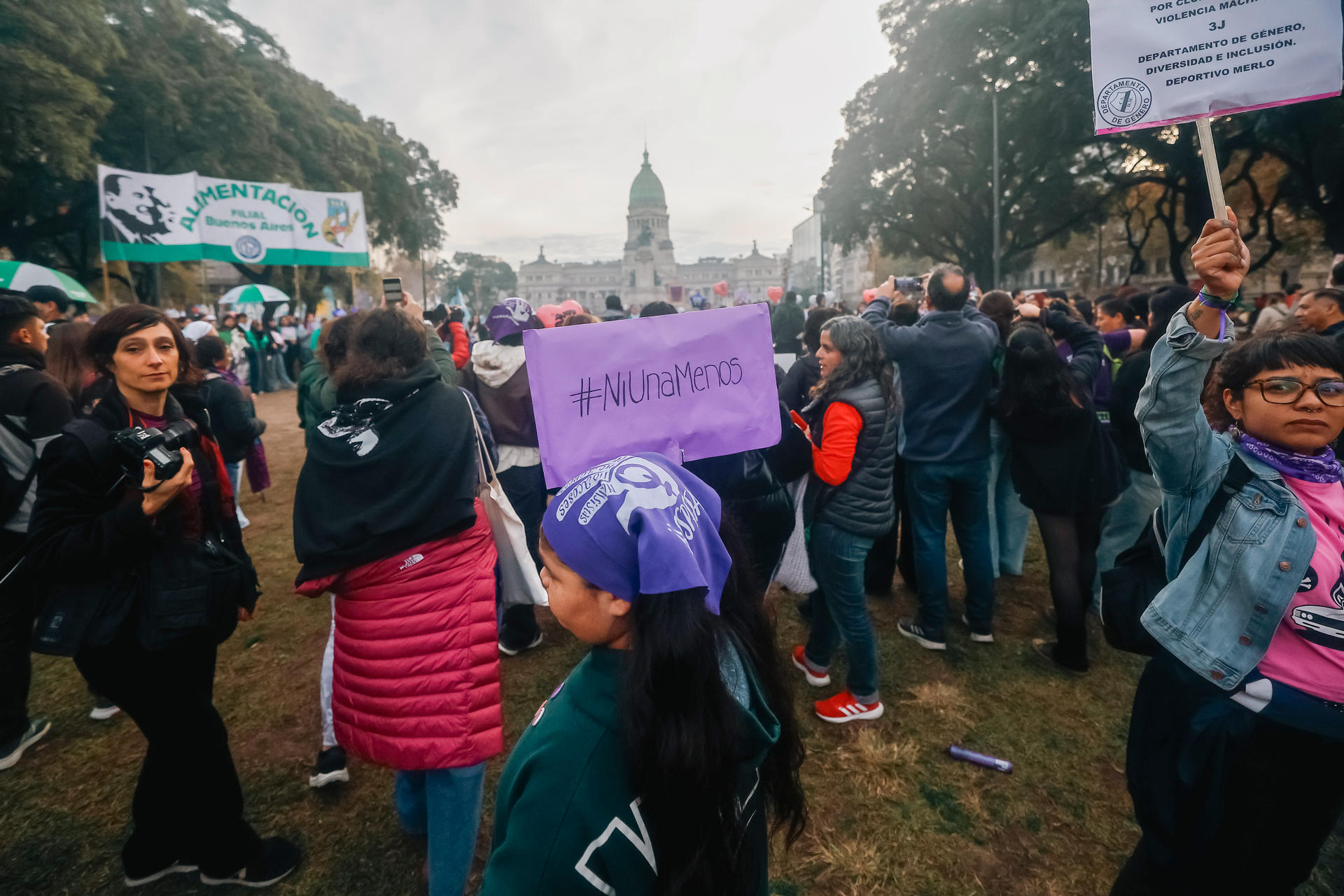 Personas participan en una movilización convocada por el movimiento feminista 'Ni Una Menos', para conmemorar su undécimo aniversario y protestar por el reciente feminicidio de la adolescente Agostina Vega en la provincia argentina de Córdoba, este miércoles en Buenos Aires (Argentina). EFE/ Juan Ignacio Roncoroni
