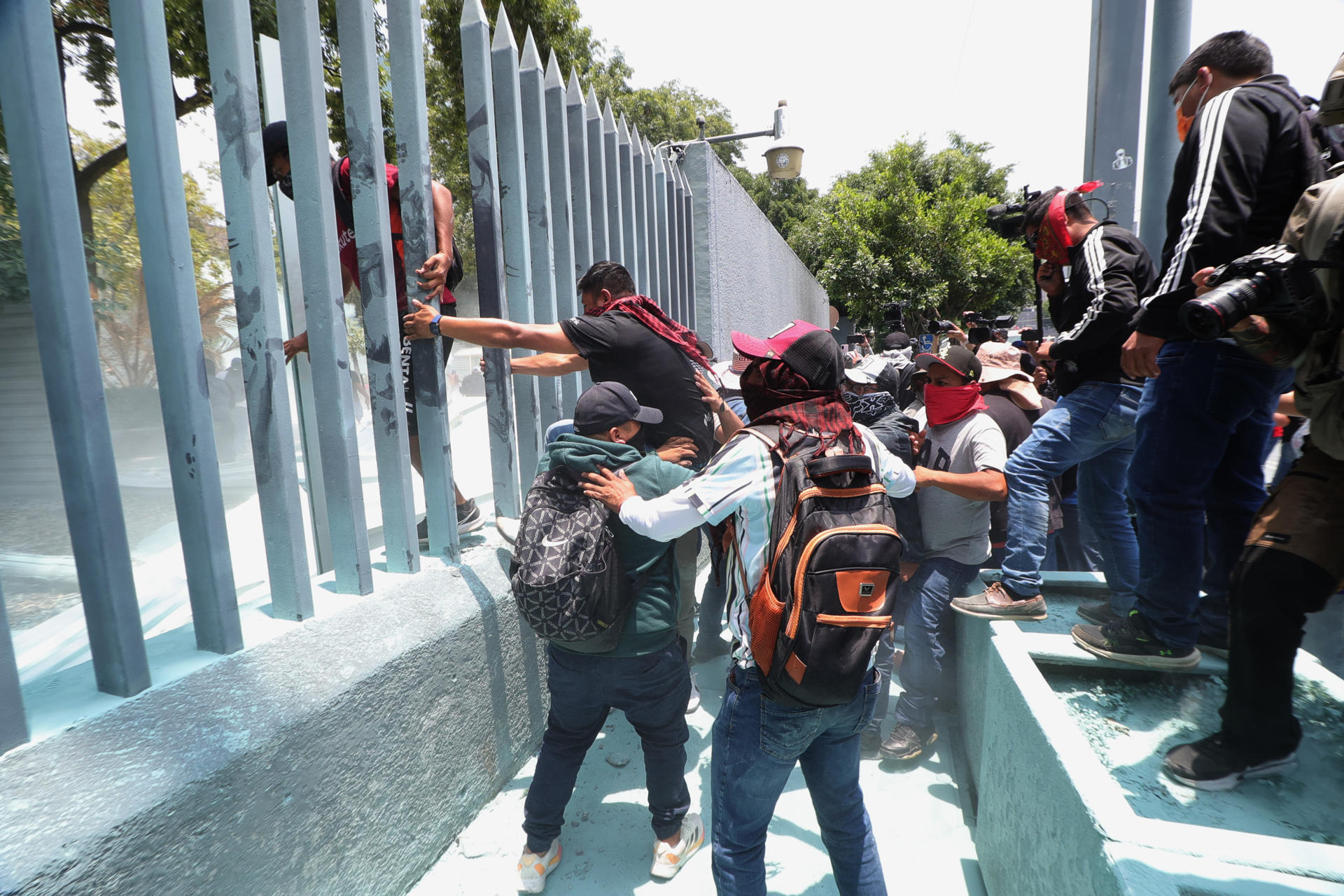 Maestros de la Coordinadora Nacional de Trabajadores de la Educación (CNTE) entrar por la fuerza a las oficinas de la Secretaría de Educación Pública este miércoles, durante una manifestación en Ciudad de México (México). EFE/ Madla Hartz
