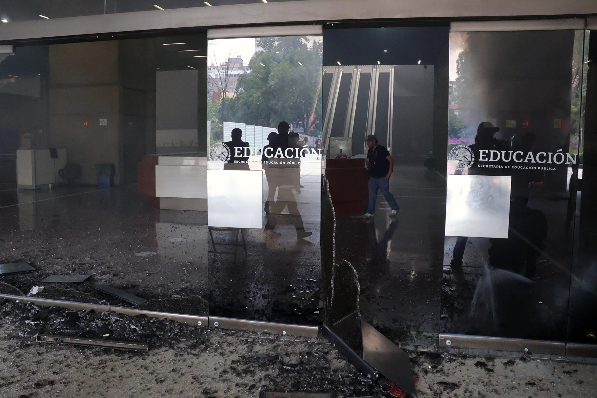 Maestros de la Coordinadora Nacional de Trabajadores de la Educación (CNTE) rompieron cristales en las oficinas de la Secretaría de Educación Pública este miércoles, durante una manifestación en Ciudad de México (México). EFE/ Madla Hartz
