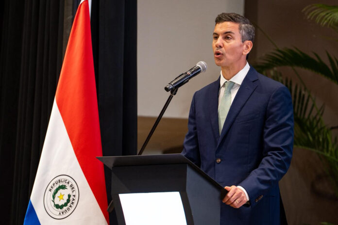 Fotografía cedida por la Presidencia de Paraguay de su mandatario Santiago Peña (i), hablando durante la apertura de la  38 Sesión del Consejo Internacional de Coordinación del Programa sobre el Hombre y la Biosfera de la Unesco (MAB-ICC) este miércoles, en Hernandarias (Paraguay). EFE/ Presidencia de Paraguay
