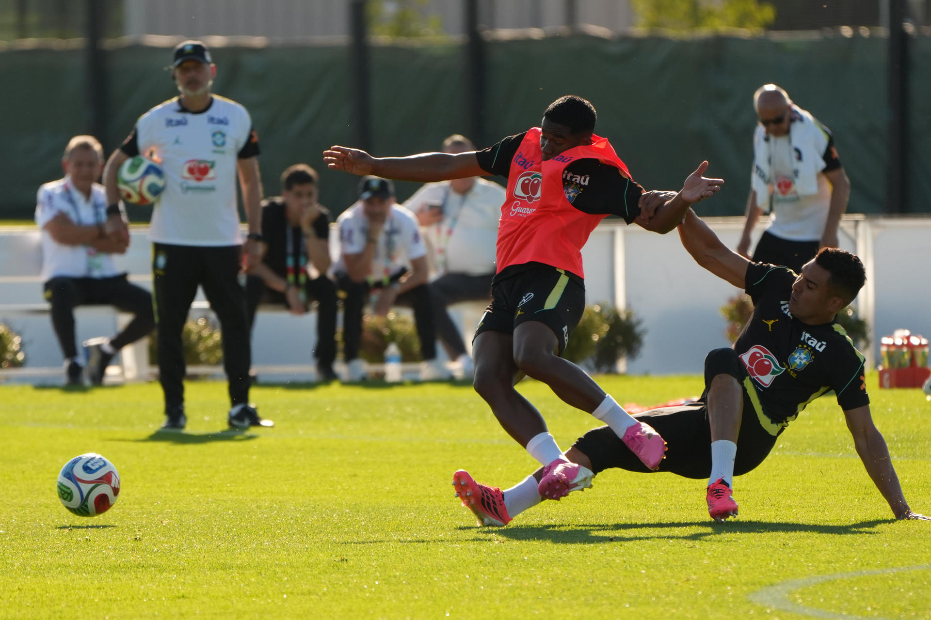 Jugadores de la selección de Brasil se entrenaron este miércoles en Columbia Park (Nueva Jersey). EFE/ Angel Colmenares
