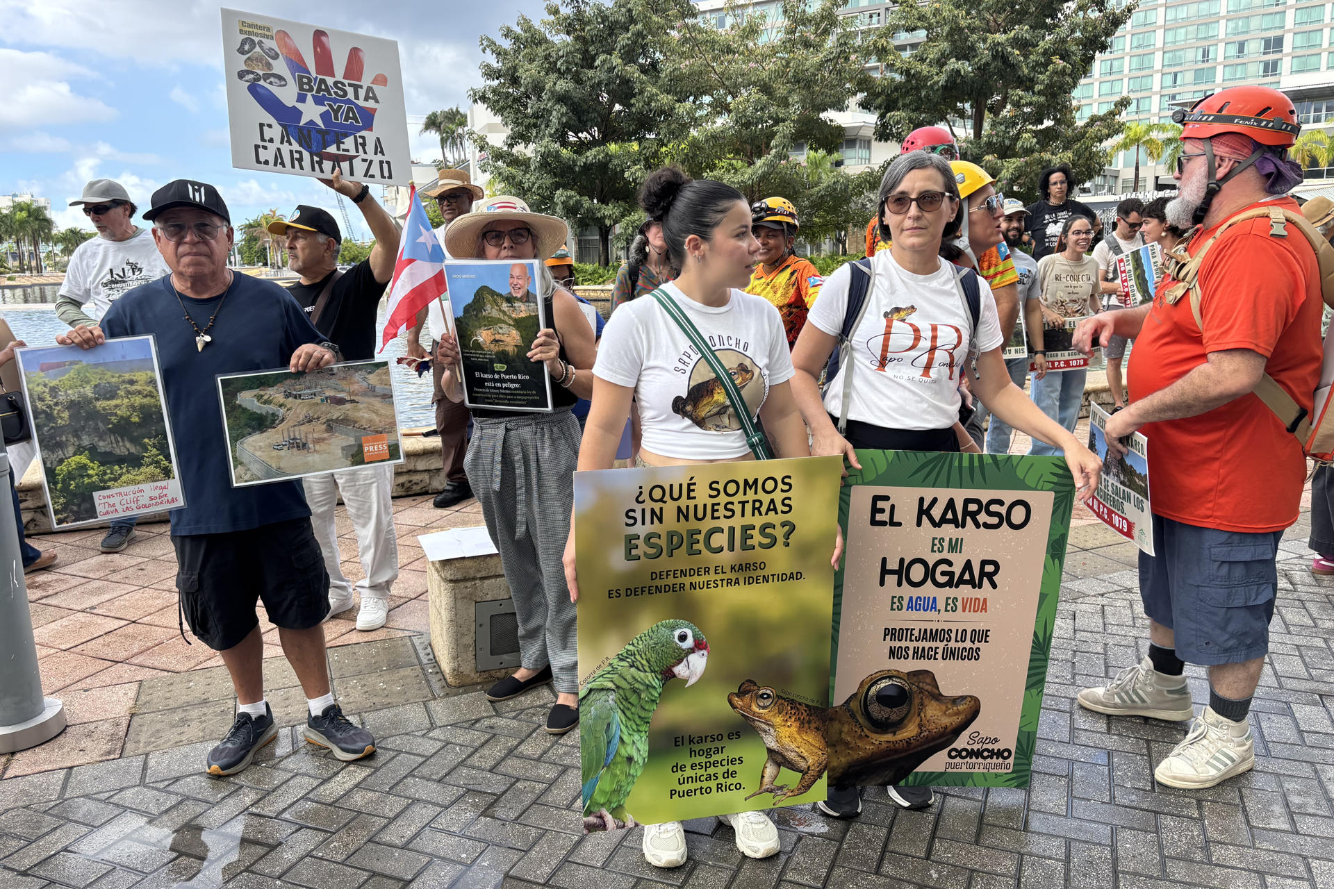 Personas sostienen carteles durante una manifestación frente al Centro de Convenciones de Puerto Rico este miércoles, en San Juan (Puerto Rico). EFE/ Esther Alaejos
