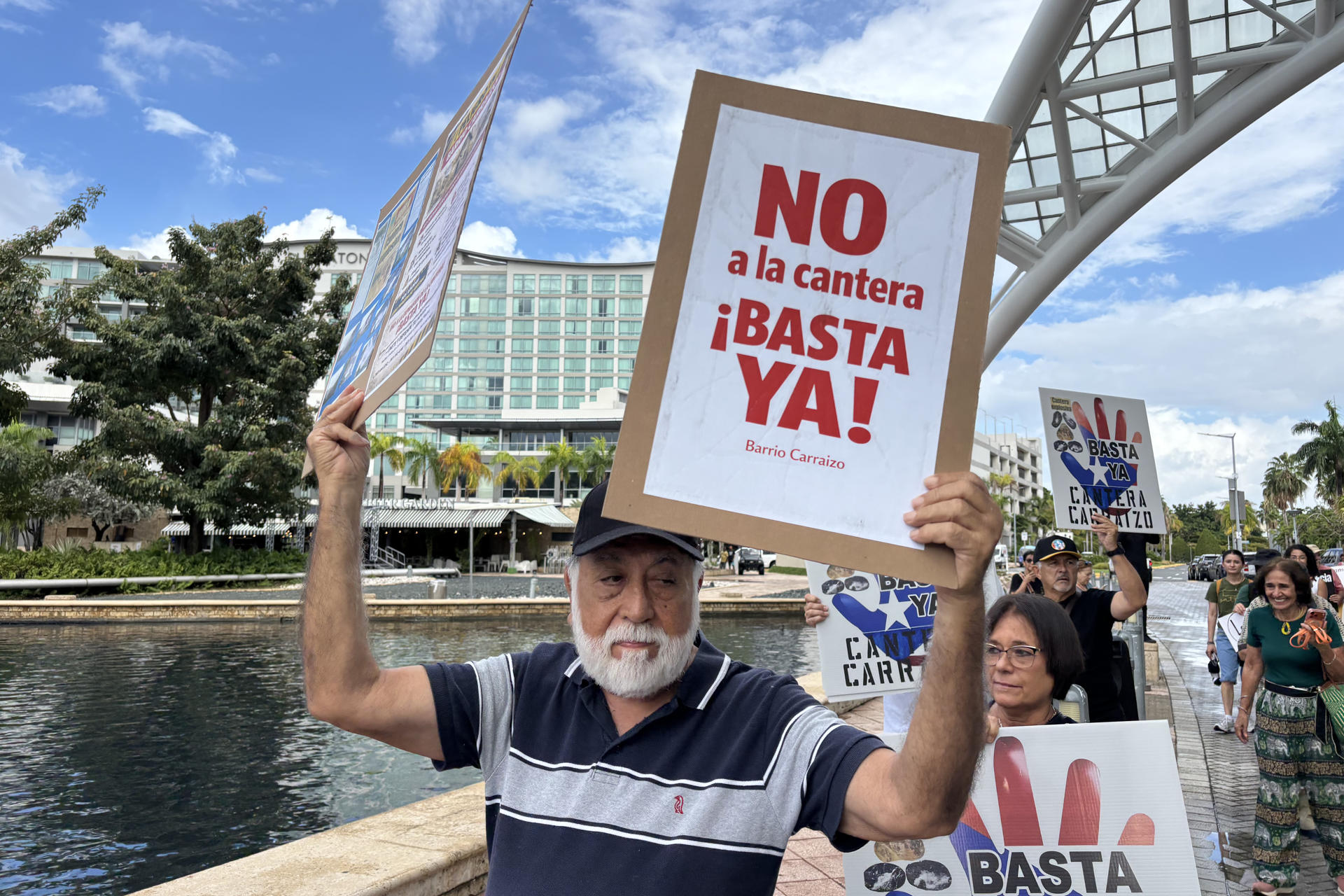 Personas sostienen carteles durante una manifestación frente al Centro de Convenciones de Puerto Rico este miércoles, en San Juan (Puerto Rico).EFE/ Esther Alaejos
